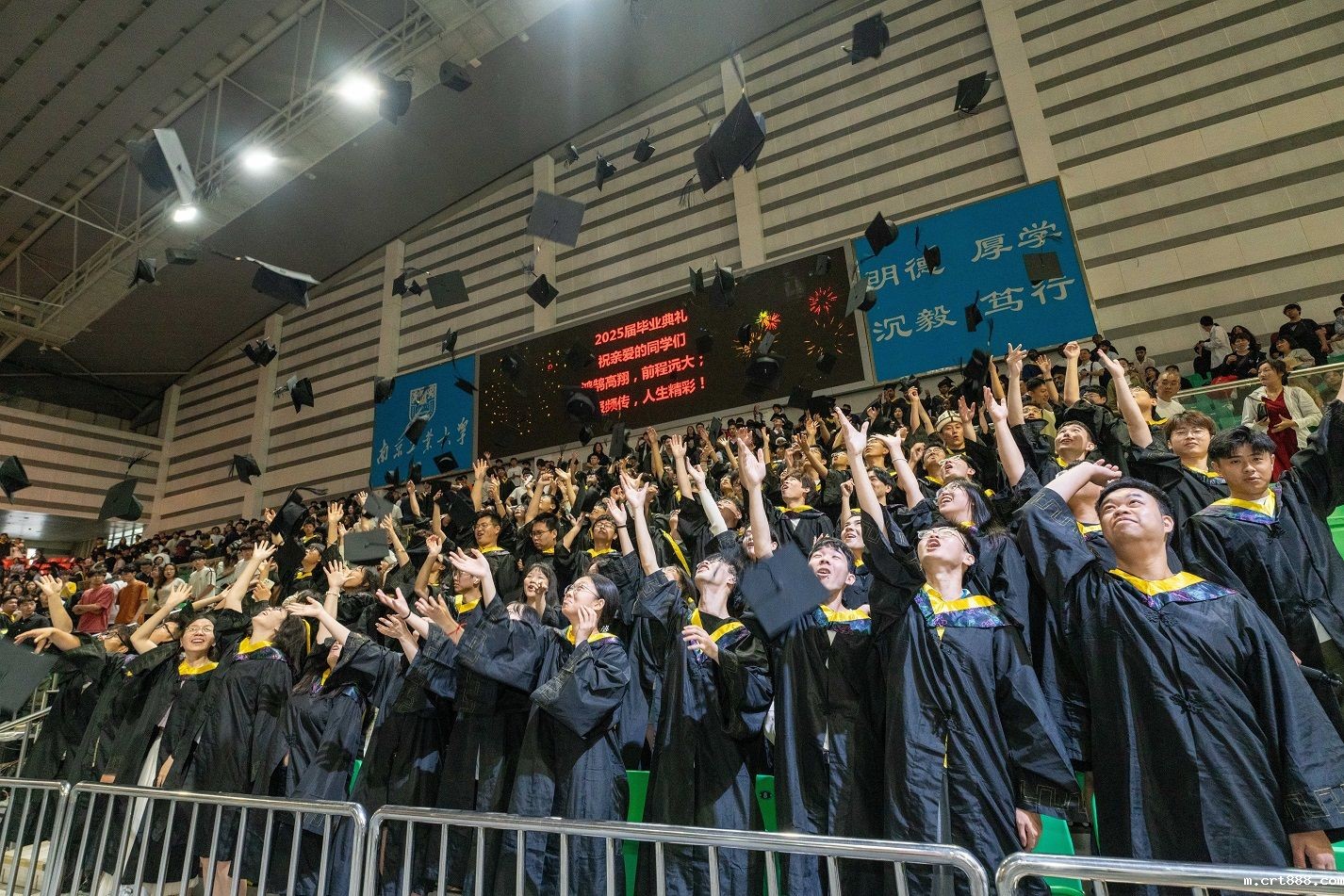 〔人民日报〕南工大举办2025届毕业典礼